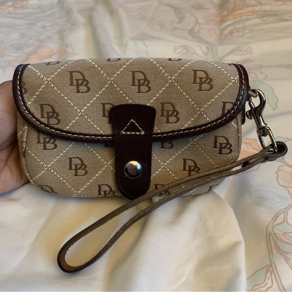 DOONEY & BOURKE Signature Print Brown/ Beige Canvas Wristlet - Picture 1 of 9